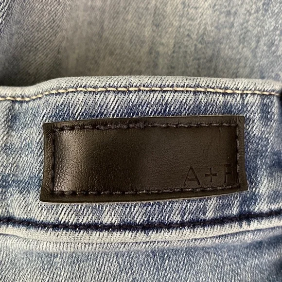Abercrombie & Fitch | Light-Wash Denim SHORT-Inseam Simone High-Rise Jeans - Picture 9 of 14
